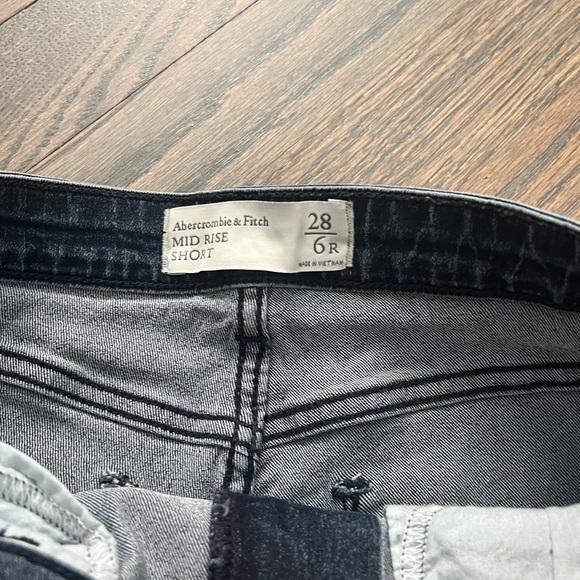 Abercrombie Mid Rise Shorts - Picture 2 of 3